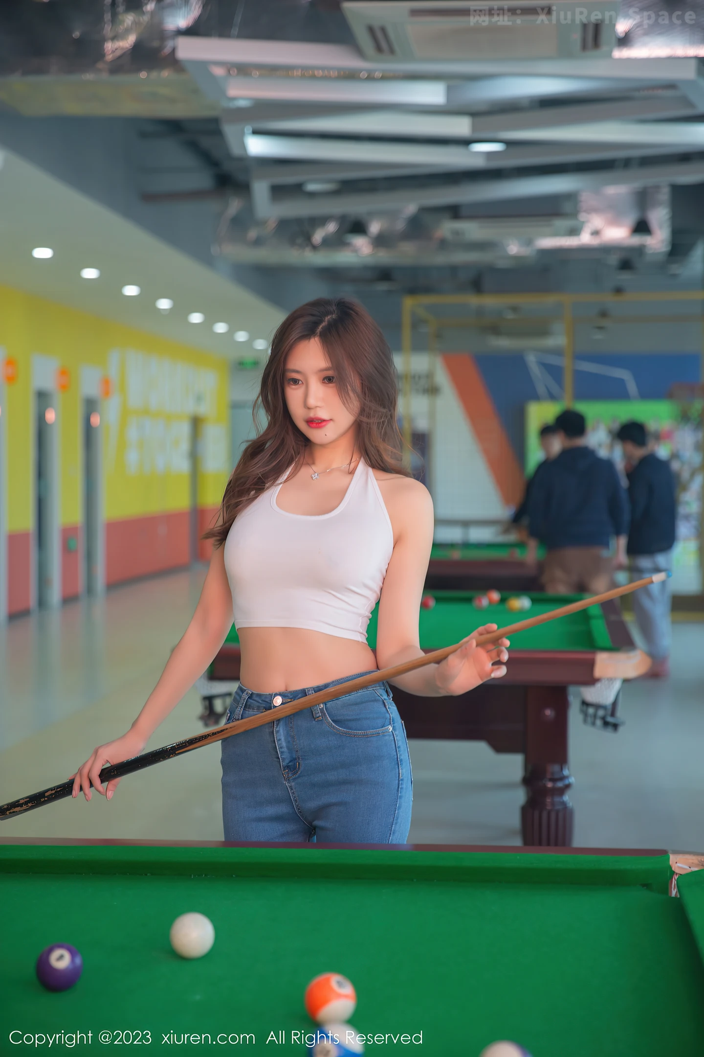 图片[4]-[XiuRen秀人网]2023.05.06 NO.6690 绮里嘉ula 白色运动内衣与紧身牛仔裤加黑丝美腿性感私房写真集-秀人网官方网站